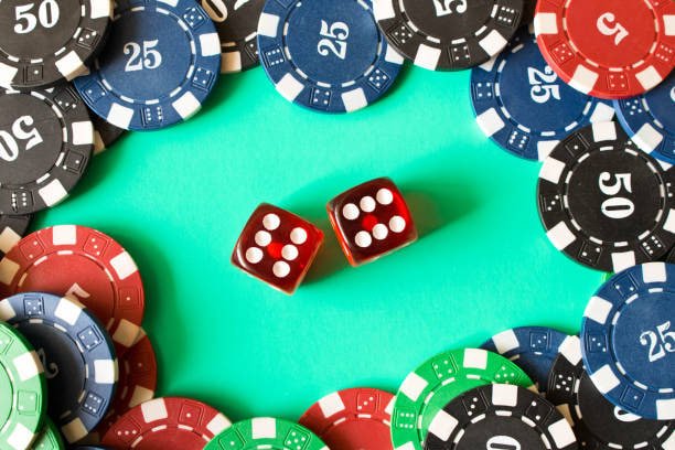 Meja Casino Hold'em di gacorzone dengan dealer profesional dan kartu yang ditampilkan real-time